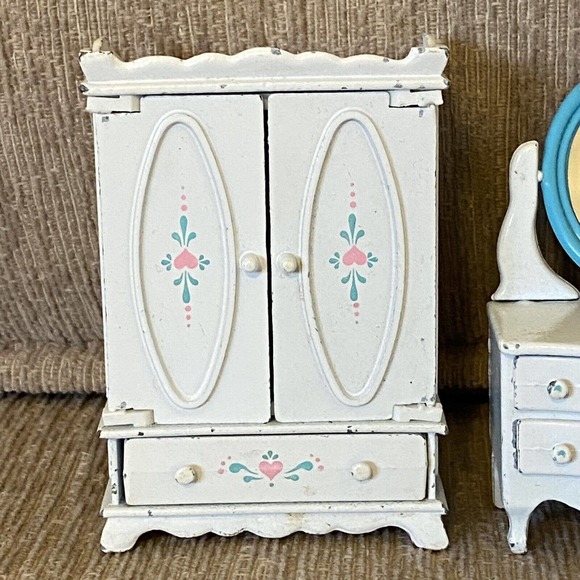 Vtg The Littles Dollhouse Vanity Armoire Stove Cradle Diecast Metal Furniture - Picture 2 of 6